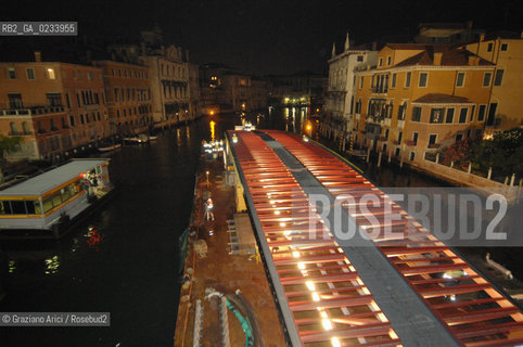 VENICE 7/08/07 - THE  FOURTH BRIDGE OVER THE GRAND CANAL: THE CALATRAVA BRIDGE - THE CROSSING OF THE LONGEST PART ALONG THE GRAND CANAL AND UNDER THE RIALTO BRIDGE ©Graziano Arici/Rosebud2 QUARTO PONTE CANAL GRANDE VENEZIA
