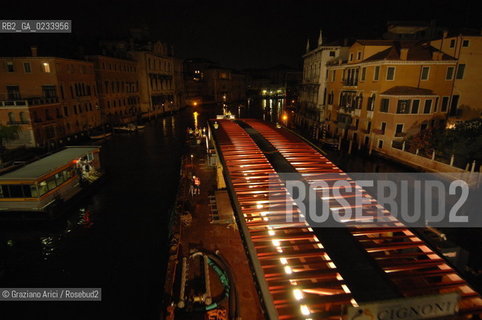 VENICE 7/08/07 - THE  FOURTH BRIDGE OVER THE GRAND CANAL: THE CALATRAVA BRIDGE - THE CROSSING OF THE LONGEST PART ALONG THE GRAND CANAL AND UNDER THE RIALTO BRIDGE ©Graziano Arici/Rosebud2 QUARTO PONTE CANAL GRANDE VENEZIA