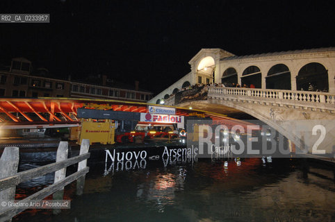 VENICE 7/08/07 - THE  FOURTH BRIDGE OVER THE GRAND CANAL: THE CALATRAVA BRIDGE - THE CROSSING OF THE LONGEST PART ALONG THE GRAND CANAL AND UNDER THE RIALTO BRIDGE ©Graziano Arici/Rosebud2 QUARTO PONTE CANAL GRANDE VENEZIA
