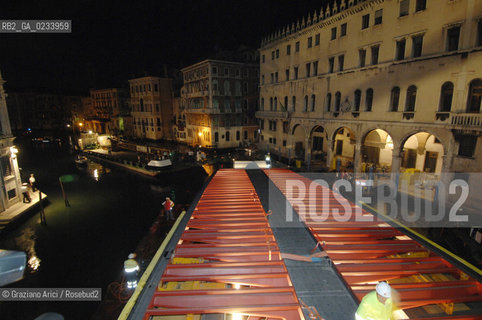 VENICE 7/08/07 - THE  FOURTH BRIDGE OVER THE GRAND CANAL: THE CALATRAVA BRIDGE - THE CROSSING OF THE LONGEST PART ALONG THE GRAND CANAL AND UNDER THE RIALTO BRIDGE ©Graziano Arici/Rosebud2 QUARTO PONTE CANAL GRANDE VENEZIA
