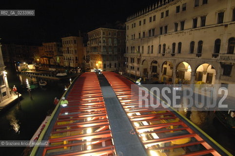 VENICE 7/08/07 - THE  FOURTH BRIDGE OVER THE GRAND CANAL: THE CALATRAVA BRIDGE - THE CROSSING OF THE LONGEST PART ALONG THE GRAND CANAL AND UNDER THE RIALTO BRIDGE ©Graziano Arici/Rosebud2 QUARTO PONTE CANAL GRANDE VENEZIA