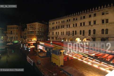 VENICE 7/08/07 - THE  FOURTH BRIDGE OVER THE GRAND CANAL: THE CALATRAVA BRIDGE - THE CROSSING OF THE LONGEST PART ALONG THE GRAND CANAL AND UNDER THE RIALTO BRIDGE ©Graziano Arici/Rosebud2 QUARTO PONTE CANAL GRANDE VENEZIA