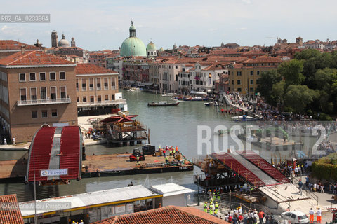 VENICE 18/07/07 - THE  FOURTH BRIDGE OVER THE GRAND CANAL: THE CALATRAVA BRIDGE - THE ASSEMBLY OF THE LARGEST PART ALONG THE GRAND CANAL ©Graziano Arici/Rosebud2 QUARTO PONTE CANAL GRANDE VENEZIA