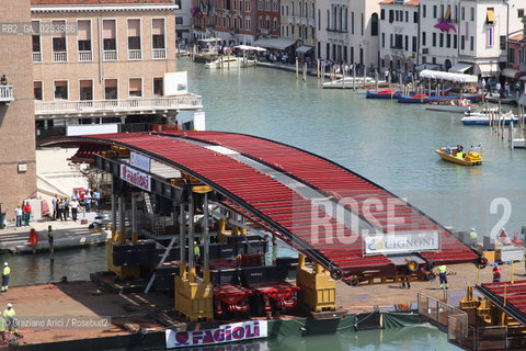 VENICE 18/07/07 - THE  FOURTH BRIDGE OVER THE GRAND CANAL: THE CALATRAVA BRIDGE - THE ASSEMBLY OF THE LARGEST PART ALONG THE GRAND CANAL ©Graziano Arici/Rosebud2 QUARTO PONTE CANAL GRANDE VENEZIA