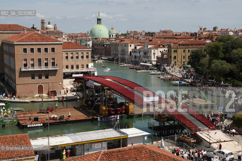 VENICE 18/07/07 - THE  FOURTH BRIDGE OVER THE GRAND CANAL: THE CALATRAVA BRIDGE - THE ASSEMBLY OF THE LARGEST PART ALONG THE GRAND CANAL ©Graziano Arici/Rosebud2 QUARTO PONTE CANAL GRANDE VENEZIA