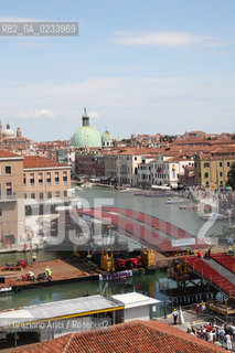 VENICE 18/07/07 - THE  FOURTH BRIDGE OVER THE GRAND CANAL: THE CALATRAVA BRIDGE - THE ASSEMBLY OF THE LARGEST PART ALONG THE GRAND CANAL ©Graziano Arici/Rosebud2 QUARTO PONTE CANAL GRANDE VENEZIA