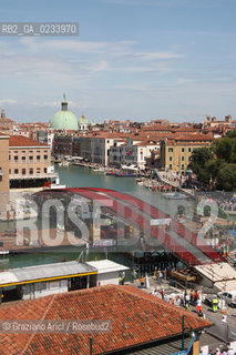 VENICE 18/07/07 - THE  FOURTH BRIDGE OVER THE GRAND CANAL: THE CALATRAVA BRIDGE - THE ASSEMBLY OF THE LARGEST PART ALONG THE GRAND CANAL ©Graziano Arici/Rosebud2 QUARTO PONTE CANAL GRANDE VENEZIA