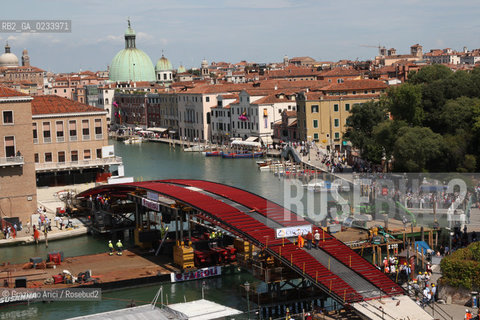 VENICE 18/07/07 - THE  FOURTH BRIDGE OVER THE GRAND CANAL: THE CALATRAVA BRIDGE - THE ASSEMBLY OF THE LARGEST PART ALONG THE GRAND CANAL ©Graziano Arici/Rosebud2 QUARTO PONTE CANAL GRANDE VENEZIA