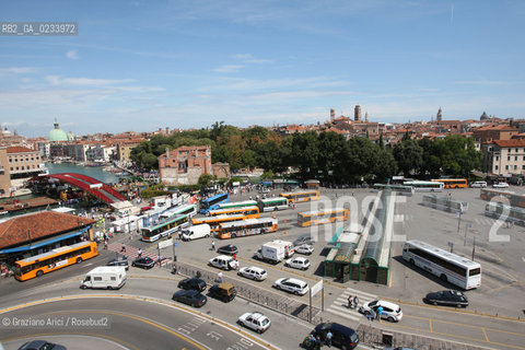 VENICE 18/07/07 - THE  FOURTH BRIDGE OVER THE GRAND CANAL: THE CALATRAVA BRIDGE - THE ASSEMBLY OF THE LARGEST PART ALONG THE GRAND CANAL ©Graziano Arici/Rosebud2 QUARTO PONTE CANAL GRANDE VENEZIA