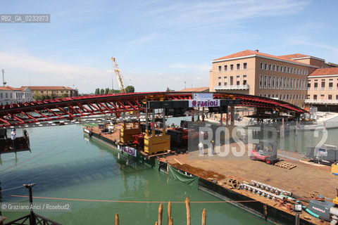 VENICE 18/07/07 - THE  FOURTH BRIDGE OVER THE GRAND CANAL: THE CALATRAVA BRIDGE - THE ASSEMBLY OF THE LARGEST PART ALONG THE GRAND CANAL ©Graziano Arici/Rosebud2 QUARTO PONTE CANAL GRANDE VENEZIA