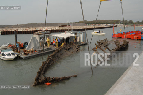VENEZIA 30/08/07 - RECUPERO DI UNA NAVE DEL 1800 SULLA BOCCA DI MALAMOCCO LIDO ©Graziano Arici/Rosebud2 CONSORZIO VENEZIA NUOVA ARCHEO