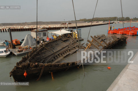 VENEZIA 30/08/07 - RECUPERO DI UNA NAVE DEL 1800 SULLA BOCCA DI MALAMOCCO LIDO ©Graziano Arici/Rosebud2 CONSORZIO VENEZIA NUOVA ARCHEO