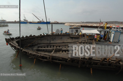 VENEZIA 30/08/07 - RECUPERO DI UNA NAVE DEL 1800 SULLA BOCCA DI MALAMOCCO LIDO ©Graziano Arici/Rosebud2 CONSORZIO VENEZIA NUOVA ARCHEO