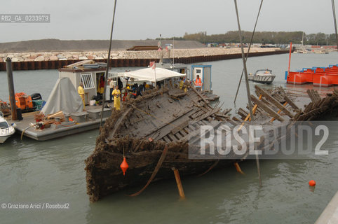 VENEZIA 30/08/07 - RECUPERO DI UNA NAVE DEL 1800 SULLA BOCCA DI MALAMOCCO LIDO ©Graziano Arici/Rosebud2 CONSORZIO VENEZIA NUOVA ARCHEO
