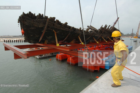 VENEZIA 30/08/07 - RECUPERO DI UNA NAVE DEL 1800 SULLA BOCCA DI MALAMOCCO LIDO ©Graziano Arici/Rosebud2 CONSORZIO VENEZIA NUOVA ARCHEO