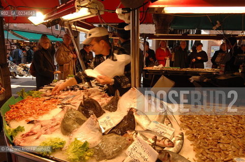VENEZIA APRILE 2008 IL MERCATO DI RIALTO ©Graziano Arici/Rosebud2 GASTRONOMIA PESCE