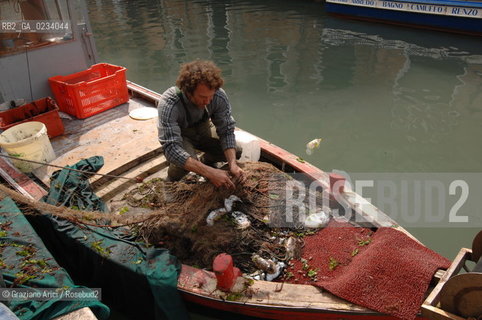 VENICE 31/3/2008 - FISHING-BOAT IN VENICE CANALS @ Graziano Arici/Rosebud2 PESCA LAGUNA.