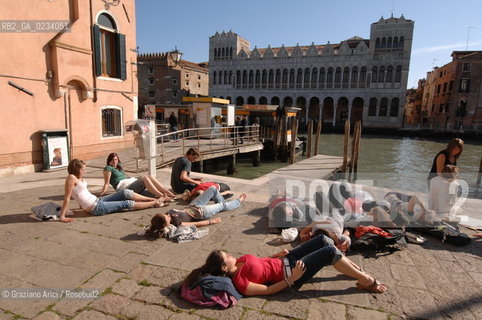 VENEZIA APRILE 2008 TURISTI A S.MARCUOLA  ©Graziano Arici/Rosebud2 TURISMO POZZO