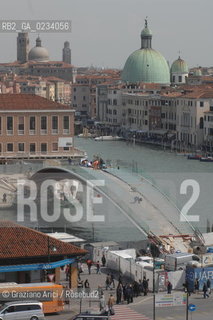 VENEZIA APRILE 2008 - IL CANTIERE DI COSTRUZIONE DEL NUOVO PONTE SUL CANAL GRANDE ©Graziano Arici/Rosebud2 CALATRAVA ARCHITETTURA