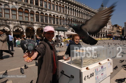 VENICE - 2006 - CORN SELLER FOR THE PIGEONS IN SAN MARCO SQUARE ©Graziano Arici/Rosebud2 COLOMBI PICCIONI GEO