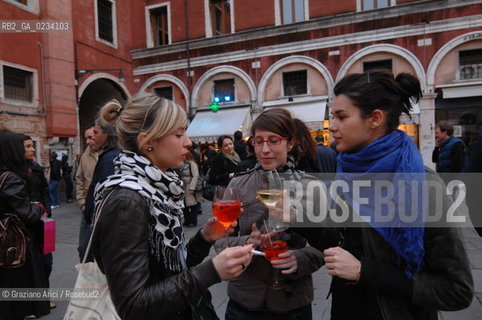 VENEZIA APRILE 2008 - RIALTO CAMPIELLO BELLA VIENNA APERITIVO E SPRITZ BAR AL MARCA©Graziano Arici/Rosebud2 GASTRONOMIA OSTERIA