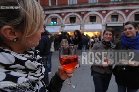 VENEZIA APRILE 2008 - RIALTO CAMPIELLO BELLA VIENNA APERITIVO E SPRITZ BAR AL MARCA©Graziano Arici/Rosebud2 GASTRONOMIA OSTERIA