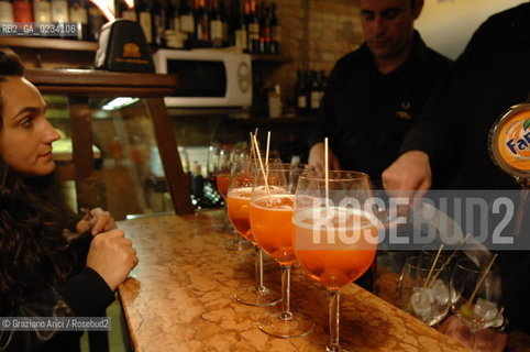 VENEZIA APRILE 2008 - RIALTO CAMPIELLO BELLA VIENNA APERITIVO E SPRITZ BAR AL MARCA©Graziano Arici/Rosebud2 GASTRONOMIA OSTERIA