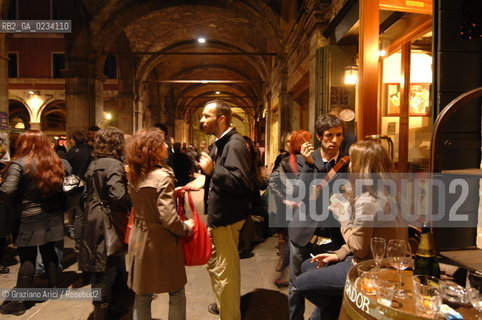 VENEZIA APRILE 2008 - RIALTO CAMPIELLO BELLA VIENNA APERITIVO E SPRITZ BAR RISTORANTE AL BANCO GIRO ©Graziano Arici/Rosebud2 GASTRONOMIA OSTERIA