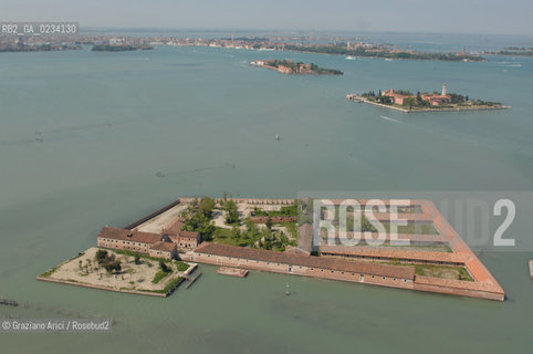 VENEZIA 2005  FOTO AEREE DEL LAZZARETTO VECCHIO ©Graziano Arici/Rosebud2