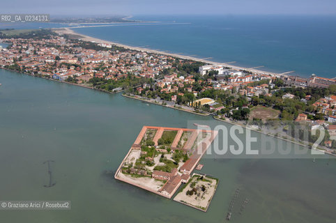 VENEZIA 2005  FOTO AEREE DEL LAZZARETTO VECCHIO ©Graziano Arici/Rosebud2