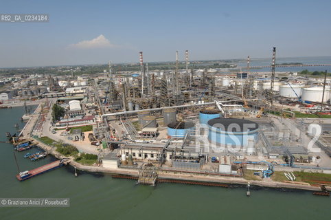 VENEZIA 9/05/08 FOTO AEREE DELLO STATO DI FATTO E AI LAVORI ESEGUITI E IN CORSO PORTOMARGHERA PER LA MESSA IN SICUREZZA DEI CANALI E DELLE DISCARICHE DALLINQUNAMENTO : ISOLA RAFFINERIE ©Graziano Arici/Rosebud2 CONSORZIO VENEZIA NUOVA