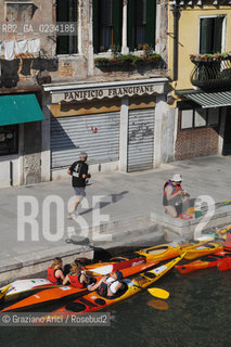 VENEZIA 9/5/08 FONDAMENTA DEGLI ORMESINI CON CANOE  ©Graziano Arici/Rosebud2 BARCA