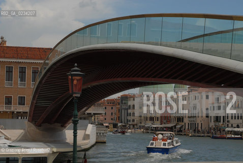 VENICE 14/07/08 THE FOURTH BRIDGE, DESIGNED BY SANTIAGO CALATRAVA,  OVER THE GRAND CANAL IN VENICE © MARTABUSO/ARICI/GRAZIANERI PONTE ARCHITETTO ARCHITETTURA CANAL GRANDE
