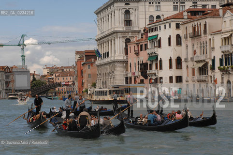 VENEZIA GIUGNO 2008 - GONDOLE IN CANAL GRANDE ©Graziano Arici/Rosebud2 BARCA TURISMO