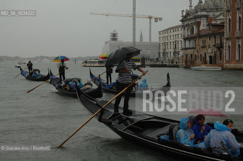 VENEZIA GIUGNO 2008 - GONDOLE E GONDOLIERI IN CANAL GRANDE ©Graziano Arici/Rosebud2 BARCA TURISMO PIOGGIA OMBRELLO
