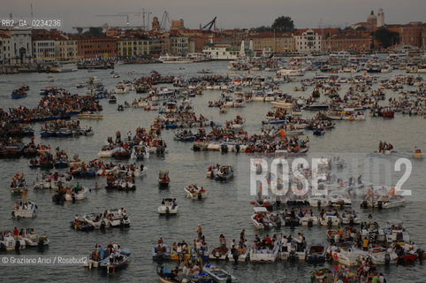 VENEZIA 20 LUGLIO 2008 . FESTA DEL REDENTORE SUL CANTIERE DI PUNTA DELLA DOGANA MONIQUE VEUTE ©Graziano Arici/Rosebud2 DOTTOR GROUP FUOCHI ARTIFICIO