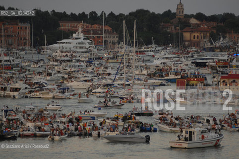 VENEZIA 20 LUGLIO 2008 . FESTA DEL REDENTORE SUL CANTIERE DI PUNTA DELLA DOGANA MONIQUE VEUTE ©Graziano Arici/Rosebud2 DOTTOR GROUP FUOCHI ARTIFICIO
