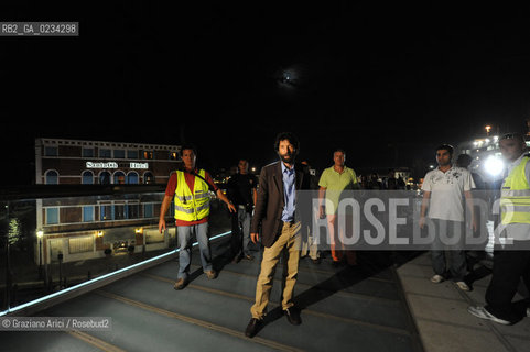 VENICE 11/9/08 UNEXPECTED INAUGURATION WITH THE MAYOR MASSIMO CACCIARI IN THE NIGHT OF NEW BRIDGE ON THE GRAND CANAL DESIGNED BY THE ARCHITECT SANTIAGO CALATRAVA ©Graziano Arici/Rosebud2 PONTE CANAL GRANDE