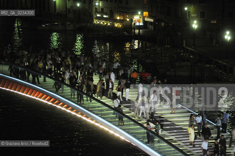 VENICE 11/9/08 UNEXPECTED INAUGURATION WITH THE MAYOR MASSIMO CACCIARI IN THE NIGHT OF NEW BRIDGE ON THE GRAND CANAL DESIGNED BY THE ARCHITECT SANTIAGO CALATRAVA ©Graziano Arici/Rosebud2 PONTE CANAL GRANDE