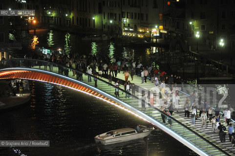 VENICE 11/9/08 UNEXPECTED INAUGURATION WITH THE MAYOR MASSIMO CACCIARI IN THE NIGHT OF NEW BRIDGE ON THE GRAND CANAL DESIGNED BY THE ARCHITECT SANTIAGO CALATRAVA ©Graziano Arici/Rosebud2 PONTE CANAL GRANDE