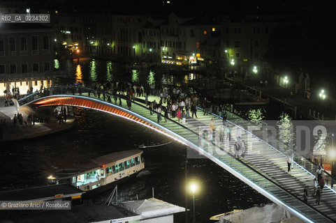 VENICE 11/9/08 UNEXPECTED INAUGURATION WITH THE MAYOR MASSIMO CACCIARI IN THE NIGHT OF NEW BRIDGE ON THE GRAND CANAL DESIGNED BY THE ARCHITECT SANTIAGO CALATRAVA ©Graziano Arici/Rosebud2 PONTE CANAL GRANDE