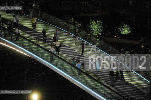 VENICE 11/9/08 UNEXPECTED INAUGURATION WITH THE MAYOR MASSIMO CACCIARI IN THE NIGHT OF NEW BRIDGE ON THE GRAND CANAL DESIGNED BY THE ARCHITECT SANTIAGO CALATRAVA ©Graziano Arici/Rosebud2 PONTE CANAL GRANDE