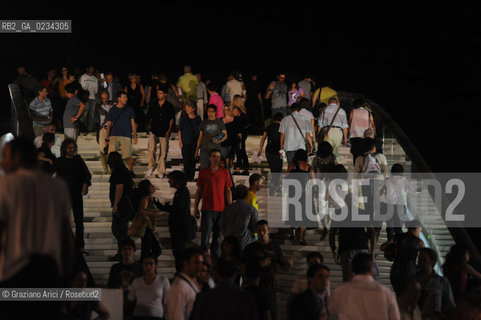 VENICE 11/9/08 UNEXPECTED INAUGURATION WITH THE MAYOR MASSIMO CACCIARI IN THE NIGHT OF NEW BRIDGE ON THE GRAND CANAL DESIGNED BY THE ARCHITECT SANTIAGO CALATRAVA ©Graziano Arici/Rosebud2 PONTE CANAL GRANDE