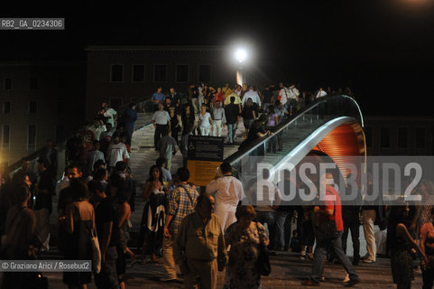 VENICE 11/9/08 UNEXPECTED INAUGURATION WITH THE MAYOR MASSIMO CACCIARI IN THE NIGHT OF NEW BRIDGE ON THE GRAND CANAL DESIGNED BY THE ARCHITECT SANTIAGO CALATRAVA ©Graziano Arici/Rosebud2 PONTE CANAL GRANDE