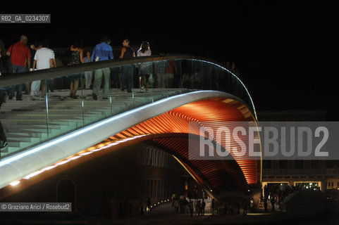 VENICE 11/9/08 UNEXPECTED INAUGURATION WITH THE MAYOR MASSIMO CACCIARI IN THE NIGHT OF NEW BRIDGE ON THE GRAND CANAL DESIGNED BY THE ARCHITECT SANTIAGO CALATRAVA ©Graziano Arici/Rosebud2 PONTE CANAL GRANDE