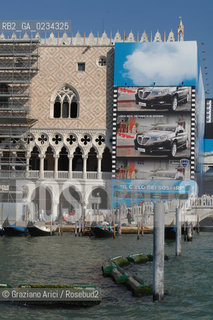 VENICE SEPTEMBER 2008 THE GEANT PUBLICITY ON THE GRAN CANAL IN VENICE : THE DOGES PALACE ©Graziano Arici/Rosebud2 PUBBLICITà VENICE ON SALE