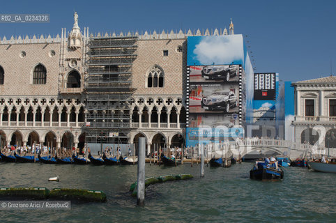 VENICE SEPTEMBER 2008 THE GEANT PUBLICITY ON THE GRAN CANAL IN VENICE : THE DOGES PALACE ©Graziano Arici/Rosebud2 PUBBLICITà VENICE ON SALE