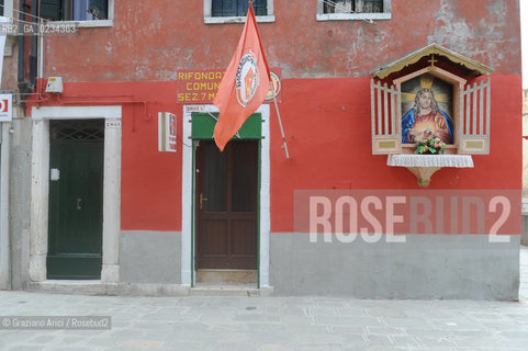 VENEZIA SETTEMBRE 2008 - SEZIONE DI RIFONDAZIONE COMUNISTA E CAPITELLO CON CRISTO A CASTELLO ©Graziano Arici/Rosebud2
