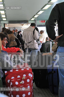 VENEZIA SETTEMBRE 2008 - INTERNO DI UN VAPORETTO DELLACTV CON TURISTI E VALIGE ©Graziano Arici/Rosebud2