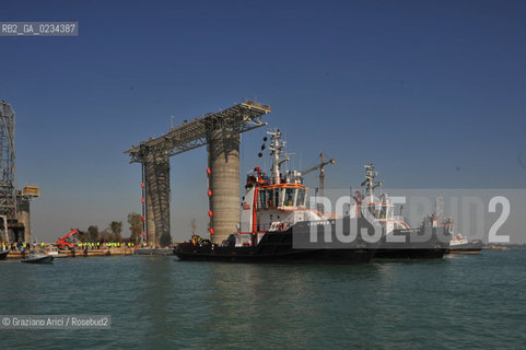 VENEZIA 6 OTTOBRE 2008 -VARO DEI MOORNIG DOLPHINS PER IL RIGASSIFICATORE ALLARSENALE ©Graziano Arici/Rosebud2 CONSORZIO VENEZIA NUOVA